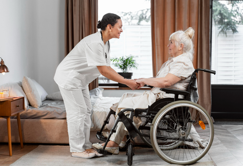 doctor-talking-with-her-elder-patient-helpMeOoh